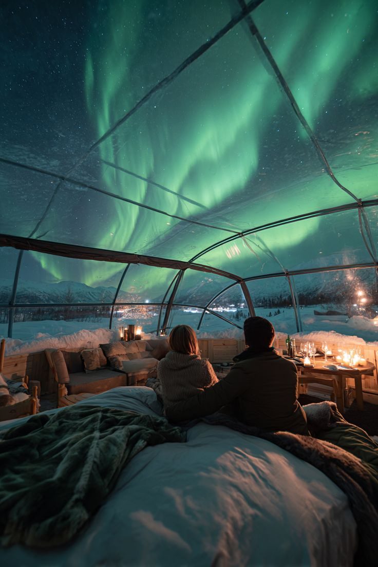Notte in igloo sotto l'aurora